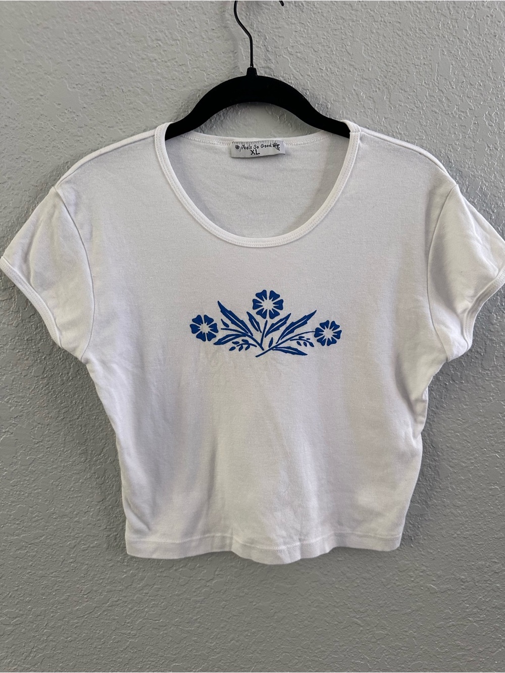 Feels So Good Baby Dolls Flower Power Cropped Tee White Blue XL